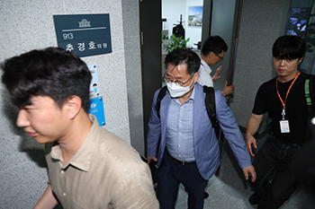 ▲12・3非常戒厳関連の内乱・外患疑惑を捜査する内乱特検チーム（趙垠奭〈チョ・ウンソク〉特別検察官）の捜査官が2日午後、ソウル市汝矣島の秋慶鎬（チュ・ギョンホ）議員室＝国民の力所属＝で家宅捜索を終えて出てきたところ。／写真＝ニュース1