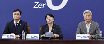 ▲7日午後、ソウル・汝矣島の韓国国会で開かれた緊急最高委員会議で、指導部全員の辞任を発表する祖国革新党の金宣ミン（キム・ソンミン）代表権限代行。写真＝news 1
