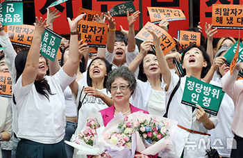 61年ぶりの無罪、喜ぶチェ・マルジャさん