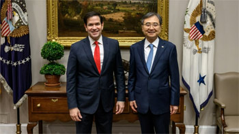 ▲先月22日、米ホワイトハウスで会い、記念撮影をした趙顕（チョ・ヒョン）外交長官＝写真右＝とマルコ・ルビオ米国務長官。写真＝聯合ニュース