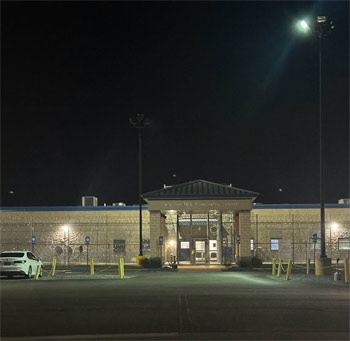 ▲10日午前4時、米ジョージア州フォークストンにある米移民税関捜査局（ICE）センター。 建物の前は人の気配もなかった。写真＝尹柱憲（ユン・ジュホン）特派員