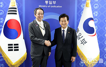 鄭東泳統一相、水嶋光一大使と接見