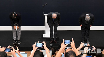 少額決済被害に関連して頭を下げるKTトップ