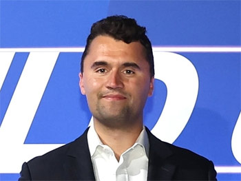 ▲韓国で取材に応じたターニングポイントUSAのチャーリー・カーク代表。5日撮影。／ビルドアップ・コリア2025組織委員会