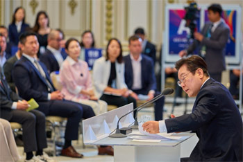 ▲青瓦台（韓国大統領府）迎賓館で行われた就任100日の会見でメディアの質問に答える李在明（イ・ジェミョン）大統領。会見のテーマは「回復のための100日、未来のための成長」だった。11日撮影。／韓国大統領府提供