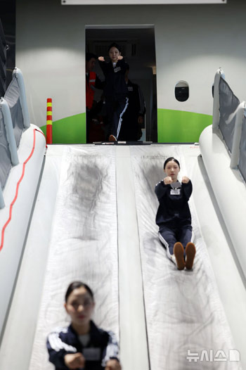 新入りのエアプサン乗務員が非常脱出訓練