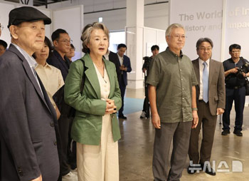 光州デザイン・ビエンナーレを訪れた文在寅・元大統領夫妻