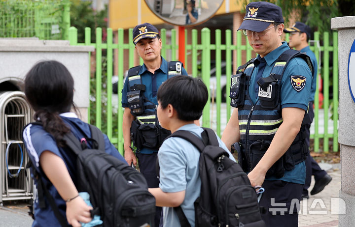 韓国警察　現行ベスト 治安産業大展」で公開された韓国警察の新しい勤務服