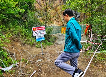 ▲大邱市達城郡嘉昌面の廃採石場水たまり池の周辺に設置された柵などを確認する崔栽熏（チェ・ジェフン）達城郡守（郡の首長）／フェイスブック