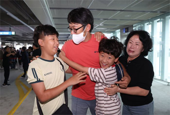 ▲米国移民当局に逮捕・拘束されていたが、釈放された韓国人労働者たちが12日午後、仁川国際空港に到着・帰国し、家族と再会を果たした。写真＝チャン・リョンソン記者
