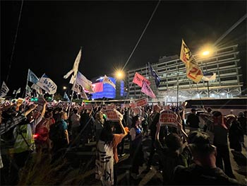 ▲13日午後、ソウル市鍾路区の駐韓米国大使館に向かってシュプレヒコールを上げる市民団体「ろうそく行動」のデモ隊。写真＝コ・ユチャン記者