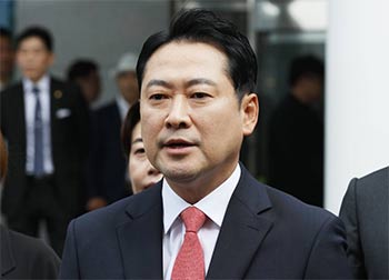 ▲14日、警察に拘束された孫賢宝（ソン・ヒョンボ）牧師が担任牧師を務める釜山世界路教会（釜山市江西区）の礼拝に出席する際、報道陣の質問に答える韓国野党・国民の力の張東赫（チャン・ドンヒョク）代表。写真＝news 1