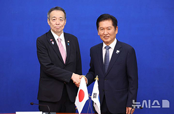 鄭清来代表、水嶋光一大使と接見