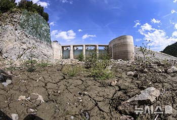 貯水池の底が露出してひびが入っている五峰ダム