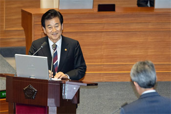 ▲鄭東泳統一相が16日、ソウル市汝矣島の韓国国会で開かれた第429回国会（定期会）第6次本会議で、李仁栄（イ・インヨン）共に民主党議員の外交・統一・安保に関する質問に答弁しているところ。／写真＝ニュース1