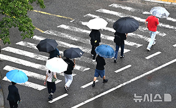 秋雨が降る朝の出勤　／京畿道