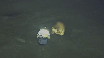 ▲要救助者に着せるために救命胴衣を脱ぐ仁川海洋警察署のイ・ジェソク警査。写真＝ニュース1