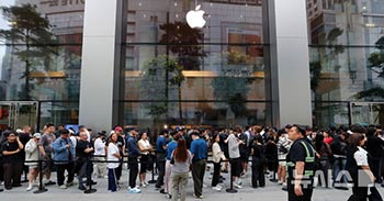 米アップル「iPhone 17」シリーズ求めて行列　／ソウル