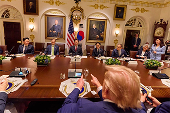 ▲先月28日、米ワシントンD.C.のホワイトハウスで、李在明（イ・ジェミョン）大統領をはじめとする韓国側の会談出席者らが、ドナルド・トランプ米大統領と昼食会を行っている様子。写真＝李在明大統領の交流サイト（SNS）公式アカウントより