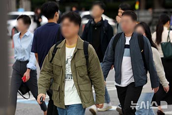 「涼しい秋到来」上着を着て出勤する人々　／ソウル