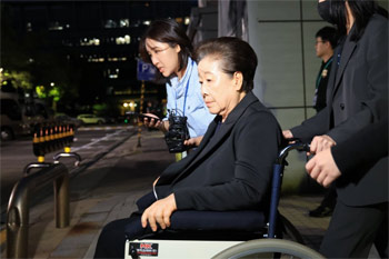 ▲韓鶴子・統一教総裁が22日、ソウル中央地裁での勾留前被疑者尋問（令状実質審査）を終えた後、待機場所であるソウル拘置所に向かっているところ。／写真＝コ・ウンホ記者