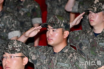 海軍士官候補生の入校式に出席したサムスン電子会長の長男、イ・ジホさん