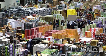 秋夕連休が迫り大忙しの農産物卸売市場　／仁川