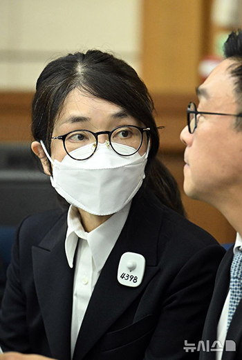 金建希・前大統領夫人、初めて裁判に出廷