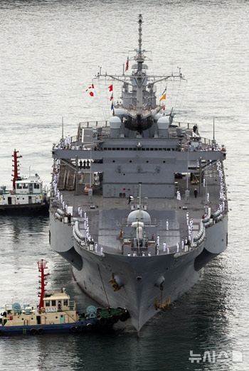 米海軍第7艦隊の揚陸指揮艦「ブルー・リッジ」入港　／釜山