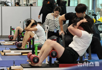 体力検定を受ける警察公務員志望者たち