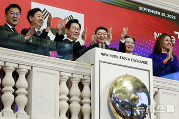 李在明大統領　米ニューヨーク証券取引所で取引開始の鐘鳴らす
