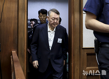 尹錫悦前大統領、特殊公務執行妨害の初公判に出廷