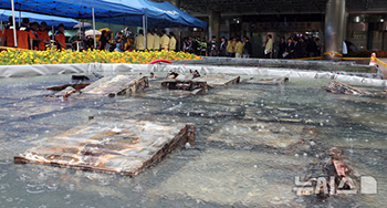 外部浸水槽で冷却中のリチウムイオン・バッテリー　／大田