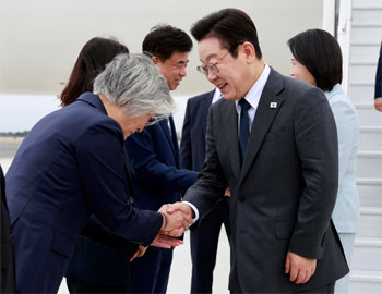 ▲李在明大統領（写真右）が9月22日、ニューヨークのジョン・F・ケネディ空港で康京和・駐米大使内定者と握手をしている様子。／写真＝聯合ニュース