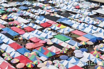 秋夕を前に混雑する牡丹市場