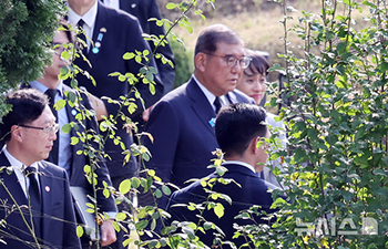 韓日首脳会談に先立ち、故イ・スヒョンさんの墓参りをする石破首相