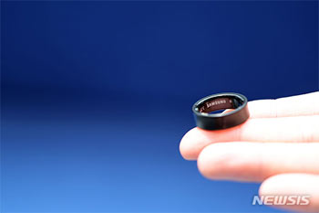 サムスン製指輪型デバイスのバッテリーが膨張、登録者数163万人のユーチューバーが飛行機搭乗を拒否される