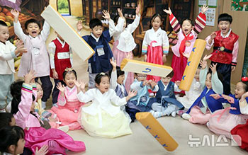 秋夕を前にユンノリをする子どもたち