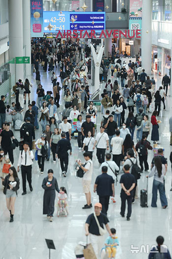 大型連休を前に混雑する仁川国際空港