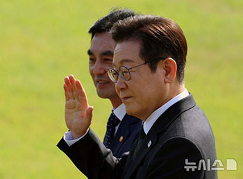 「国軍の日」に視閲を行う李在明大統領