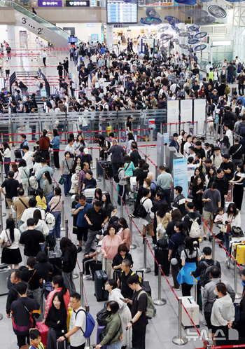 秋夕連休スタート　海外旅行客で混雑する空港　／釜山