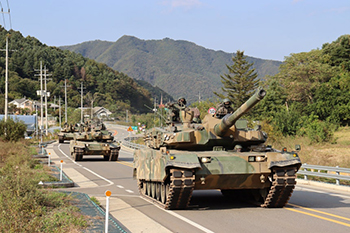 ▲昨年行われた大規模機械化部隊の機動訓練中に道路を走行する韓国陸軍第7機動軍団の戦車「K2」。（第7機動師団提供、再販とDB禁止）／ニュース1