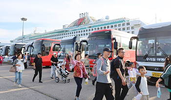 ▲仁川港国際クルーズターミナルから入国し、バスに向かう中国人団体観光客。9月29日午前撮影。／聯合ニュース