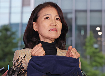 ▲2日午後、ソウル市江南区の自宅で警察に逮捕された後、永登浦警察署で見解を述べる李真淑（イ・ジンスク）前放送通信委員会委員長。写真＝ニュース1