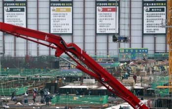 ▲韓国政府は8月11日建設現場の違法下請けに対する集中取り締まりに着手した。ソウル市内のマンション建設現場には重大災害予防ポイントが掲示されている／聯合ニュース