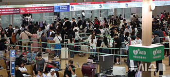 秋夕の連休初日…出国の人波で混みあう仁川国際空港