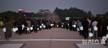 「記憶の滑走路」を歩くチェジュ航空惨事遺族