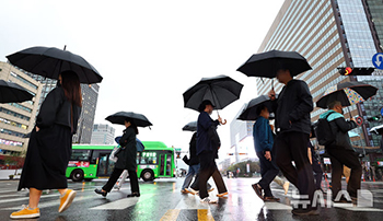 秋夕連休明け…雨の中の出勤　／ソウル