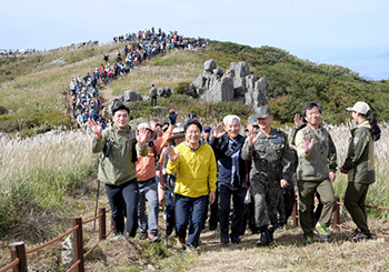 【写真】姜琪正光州市長が2023年9月に無等山の瑞石台付近で行われた「無等山頂上常時開放イベント」に出席し、市民と人王峰に登っている／ニュース1