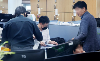 ▲今年8月22日、金検希夫人の各種の疑惑を捜査している閔中基（ミン・ジュンギ）特別検察官のチームが、京畿道楊平郡庁で楊平高速道路終点路線変更疑惑事件等に関連して家宅捜索を行っているところ。／写真＝ニュース1